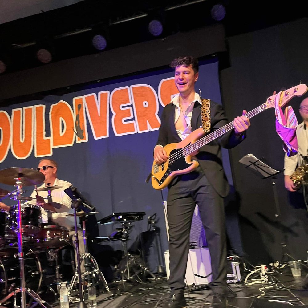 Bassist foran Souldivers-banneret