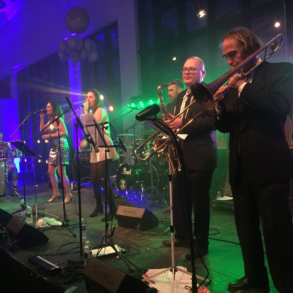 Blæsersektionen med sax og trombone