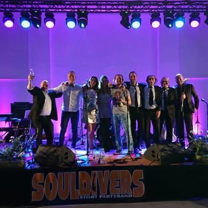 Hele Souldivers samlet foran banneret